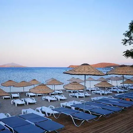 Noa Javelin Beach Club 4*